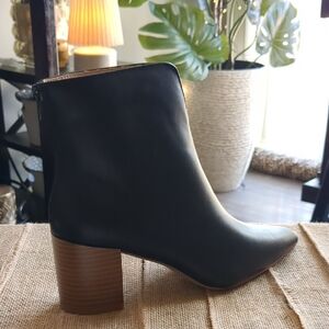 NEW 🖤Journee Collection Black Ankle Booties with Brown Heel